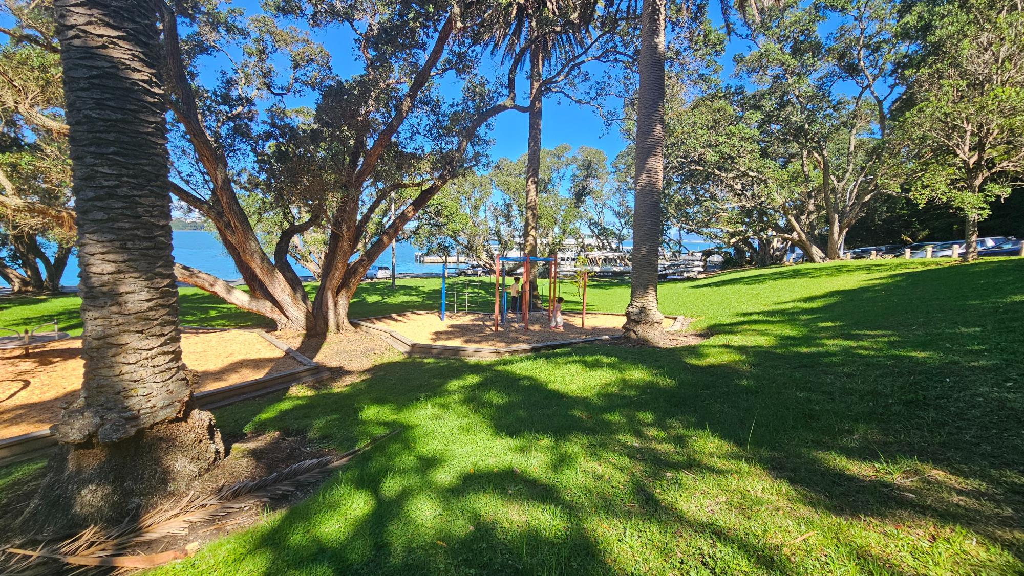 Quiet paths and greenery around Hinemoa Park Playground, Birkenhead